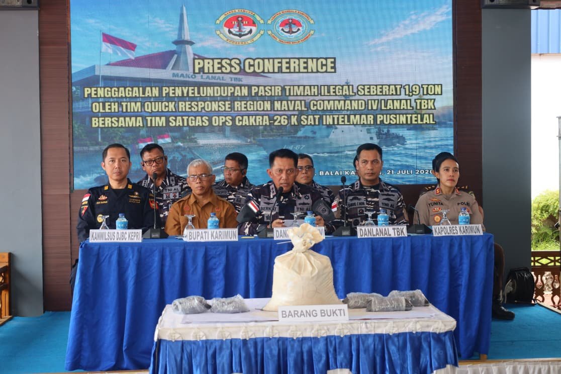 Komandan Kodaeral IV, Laksda TNI Berkat Widjanarko, mengungkapkan keberhasilan itu dalam konferensi pers di Mako Lanal Tanjung Balai Karimun, Selasa (21/7/2026). Foto: istimewa