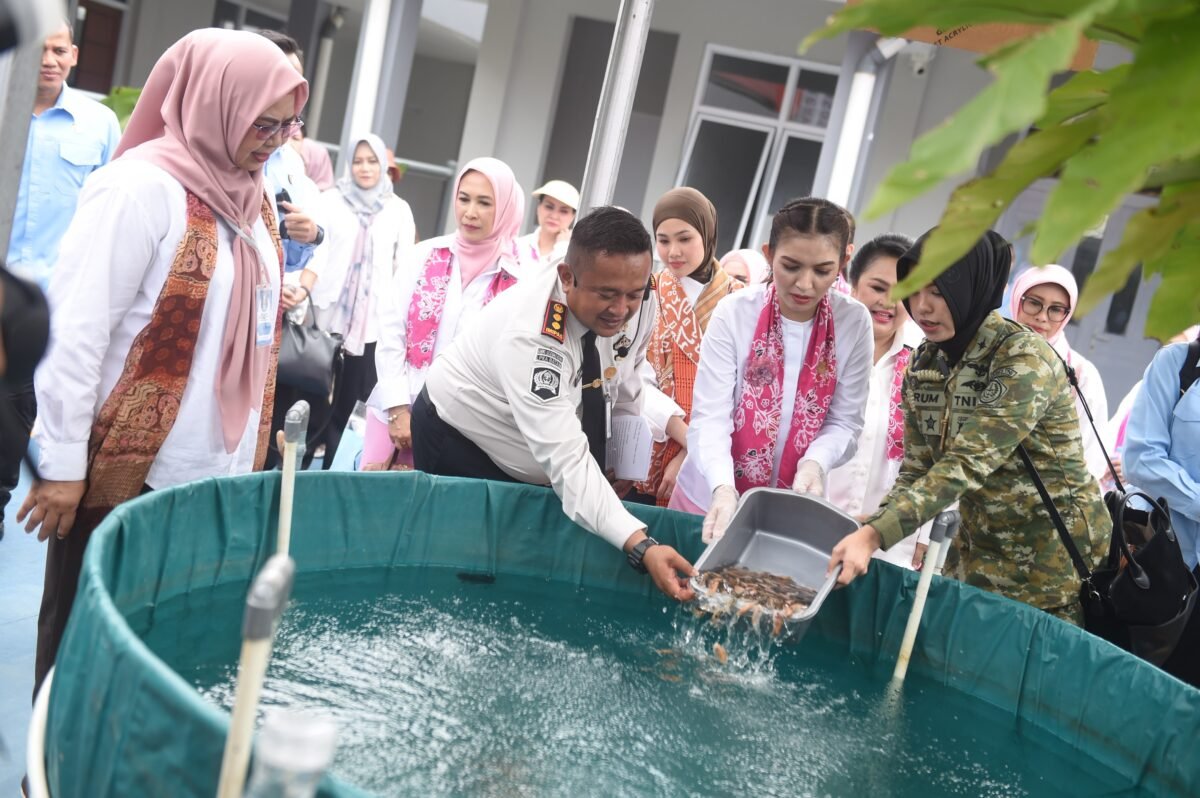 Istri Wapres RI Selvi Ananda Gibran Rakabuming Raka bersama Jajaran Seruni KMP dan Ketua TP PKK Kepri Dewi Kumalasari, melepas bibit ikan ke tempat pembesaran ketika berkunjung ke Lembaga Pembinaan Khusus Anak Kelas II Batam di Kecamatan Gunung Kijang, Bintan. Foto: Diskominfo Kepri
