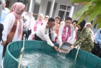 Istri Wapres RI Selvi Ananda Gibran Rakabuming Raka bersama Jajaran Seruni KMP dan Ketua TP PKK Kepri Dewi Kumalasari, melepas bibit ikan ke tempat pembesaran ketika berkunjung ke Lembaga Pembinaan Khusus Anak Kelas II Batam di Kecamatan Gunung Kijang, Bintan. Foto: Diskominfo Kepri