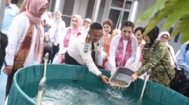 Istri Wapres RI Selvi Ananda Gibran Rakabuming Raka bersama Jajaran Seruni KMP dan Ketua TP PKK Kepri Dewi Kumalasari, melepas bibit ikan ke tempat pembesaran ketika berkunjung ke Lembaga Pembinaan Khusus Anak Kelas II Batam di Kecamatan Gunung Kijang, Bintan. Foto: Diskominfo Kepri