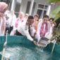 Istri Wapres RI Selvi Ananda Gibran Rakabuming Raka bersama Jajaran Seruni KMP dan Ketua TP PKK Kepri Dewi Kumalasari, melepas bibit ikan ke tempat pembesaran ketika berkunjung ke Lembaga Pembinaan Khusus Anak Kelas II Batam di Kecamatan Gunung Kijang, Bintan. Foto: Diskominfo Kepri
