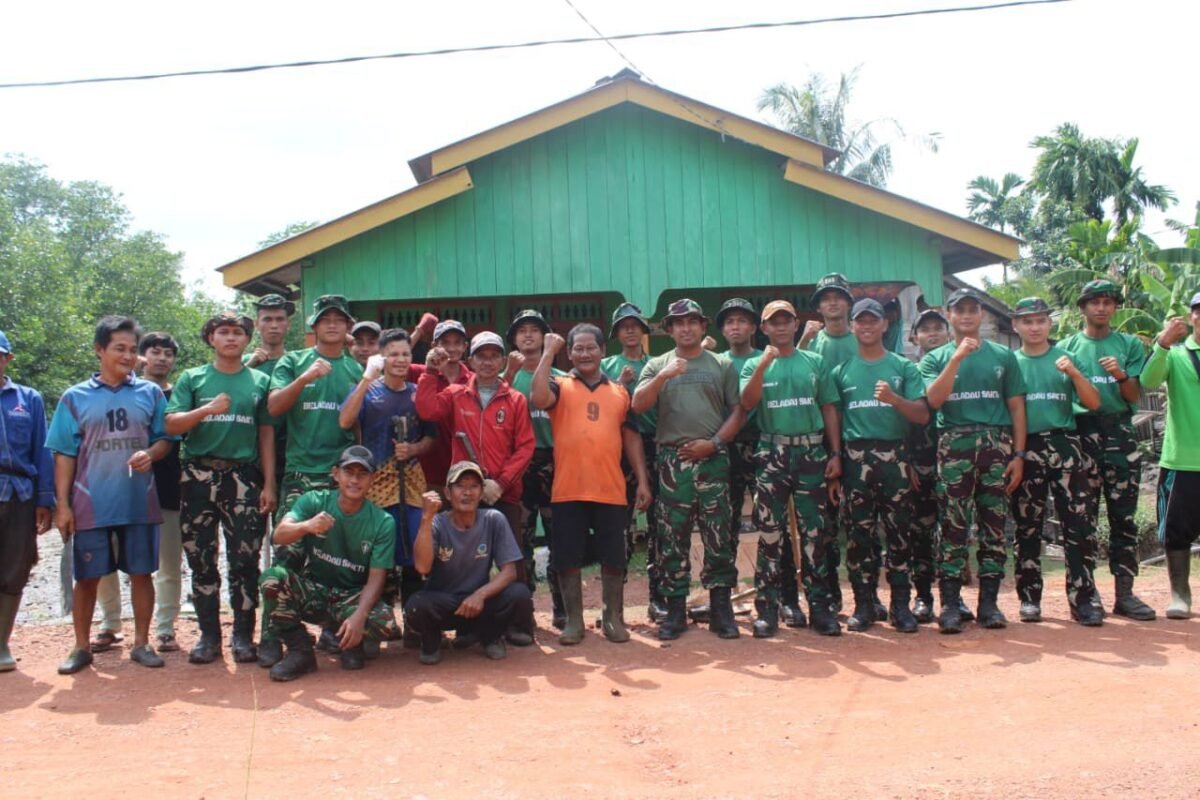 Prajurit Batalyon Infanteri TP 849/BS bersama warga Desa Teluk menggelar karya bakti dengan membersihkan jalan utama desa, Jumat (3/7/2026). Foto: Istimewa