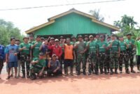 Prajurit Batalyon Infanteri TP 849/BS bersama warga Desa Teluk menggelar karya bakti dengan membersihkan jalan utama desa, Jumat (3/7/2026). Foto: Istimewa