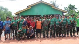 Prajurit Batalyon Infanteri TP 849/BS bersama warga Desa Teluk menggelar karya bakti dengan membersihkan jalan utama desa, Jumat (3/7/2026). Foto: Istimewa