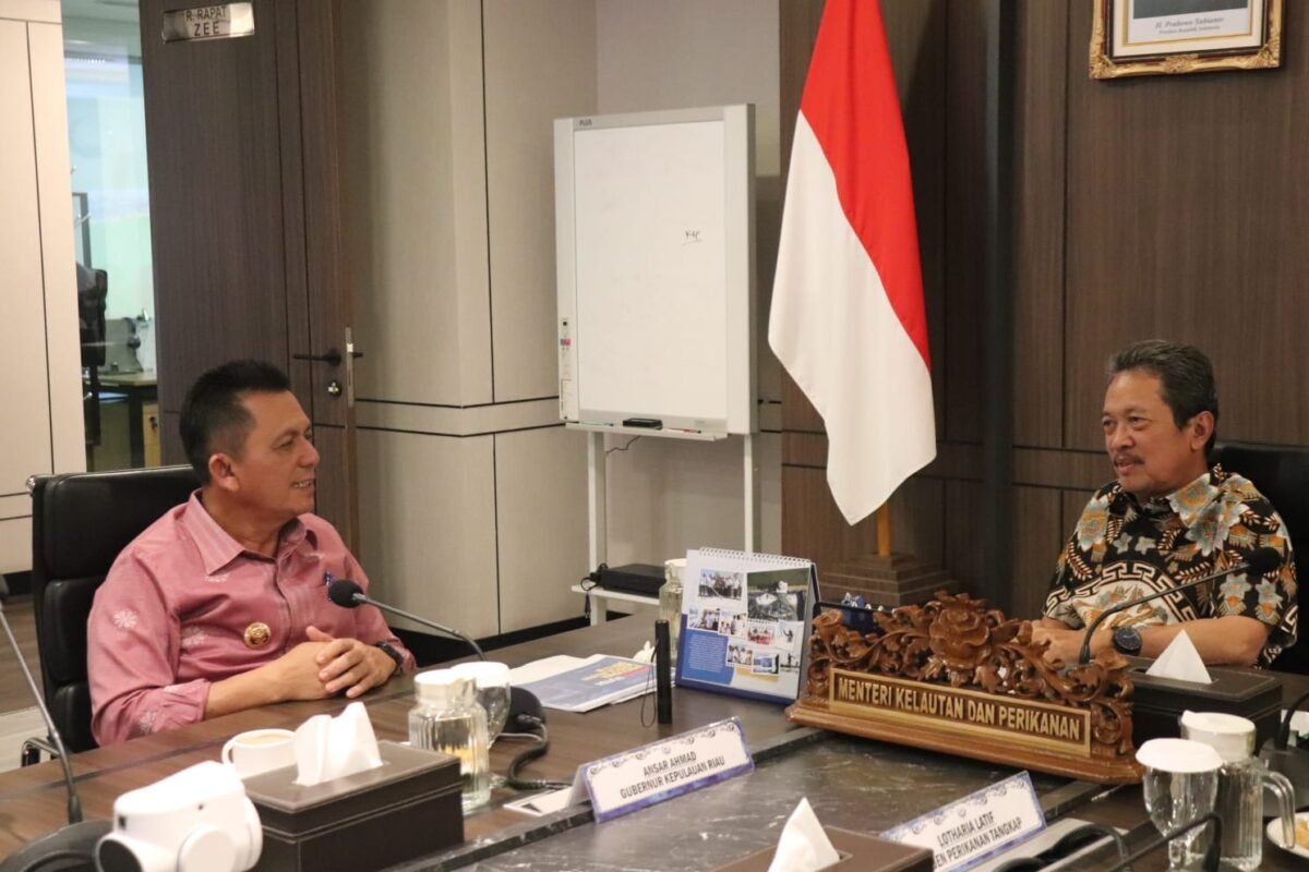 Gubernur Kepulauan Riau Ansar Ahmad beraudiensi bersama Menteri KKP Sakti Wahyu Trenggono di Gedung Menara Bahari I, Jakara Pusat, Jumat (10/7/2026). Foto: Banhub Kepri