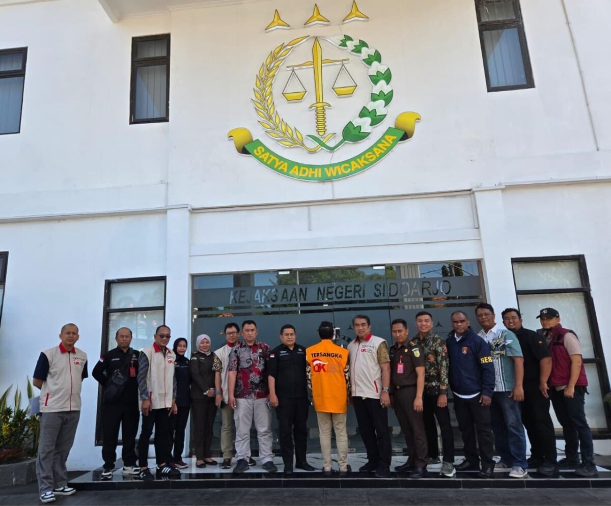 OJK menyerahkan tersangka beserta barang bukti kasus dugaan tindak pidana perbankan PT BPR Sumber Artha Waru Agung (SAWA), Sidoarjo, Jawa Timur, kepada Kejaksaan Negeri Sidoarjo. Foto: Istimewa