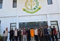 OJK menyerahkan tersangka beserta barang bukti kasus dugaan tindak pidana perbankan PT BPR Sumber Artha Waru Agung (SAWA), Sidoarjo, Jawa Timur, kepada Kejaksaan Negeri Sidoarjo. Foto: Istimewa