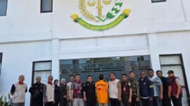 OJK menyerahkan tersangka beserta barang bukti kasus dugaan tindak pidana perbankan PT BPR Sumber Artha Waru Agung (SAWA), Sidoarjo, Jawa Timur, kepada Kejaksaan Negeri Sidoarjo. Foto: Istimewa