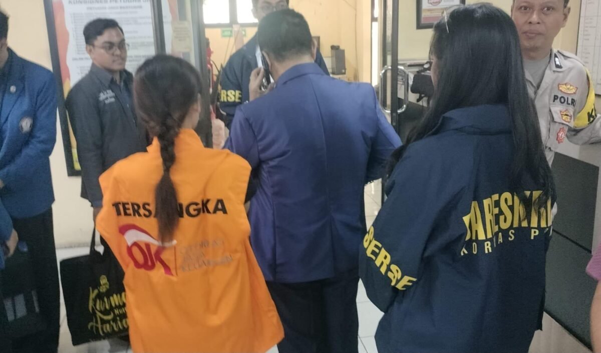Penyidik OJK menyerahkan Komisaris sekaligus pemegang saham PT BPR DCN berinisial GK beserta barang bukti kepada Jaksa Penuntut Umum di Kejaksaan Negeri Batu, Kamis (2/7/2026). Foto: Istimewa