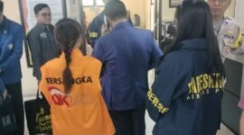 Penyidik OJK menyerahkan Komisaris sekaligus pemegang saham PT BPR DCN berinisial GK beserta barang bukti kepada Jaksa Penuntut Umum di Kejaksaan Negeri Batu, Kamis (2/7/2026). Foto: Istimewa