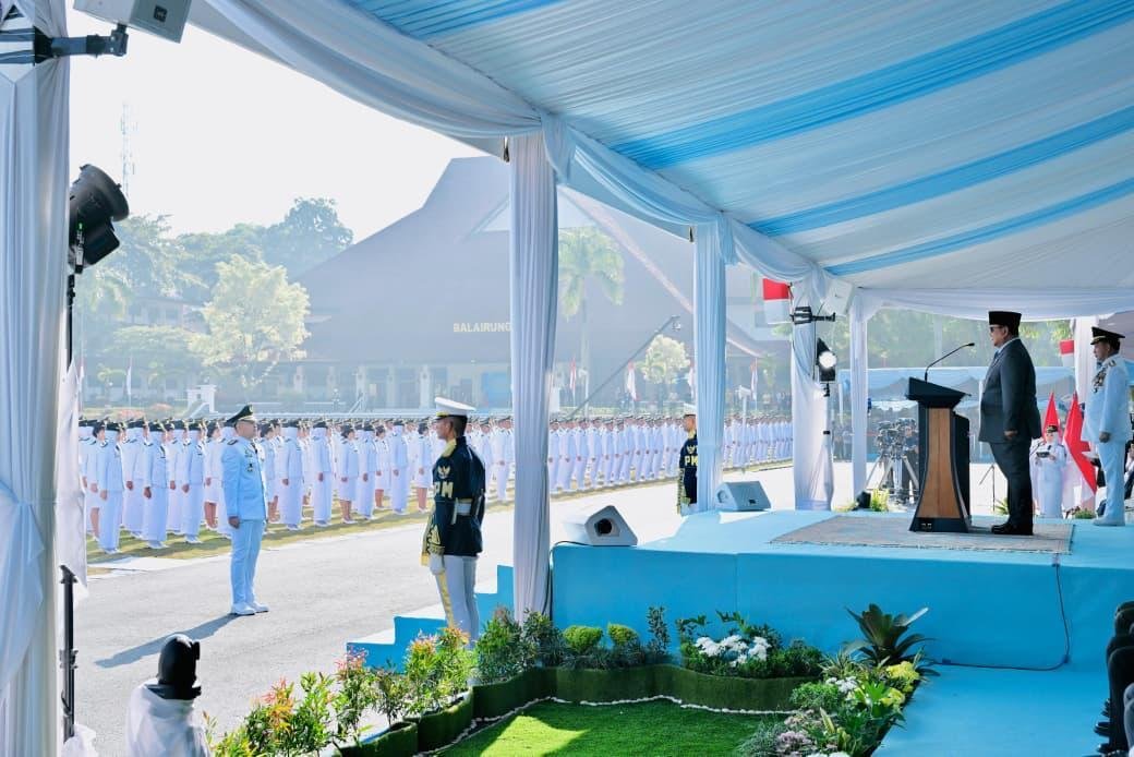 Presiden Prabowo Subianto saat memimpin Upacara Pelantikan Pamong Praja Muda (PPM) Angkatan XXXIII Institut Pemerintahan Dalam Negeri (IPDN) Tahun 2026 di Kampus IPDN Jatinangor, Kabupaten Sumedang, Provinsi Jawa Barat, Rabu (29/7/2026). BPMI Setpres