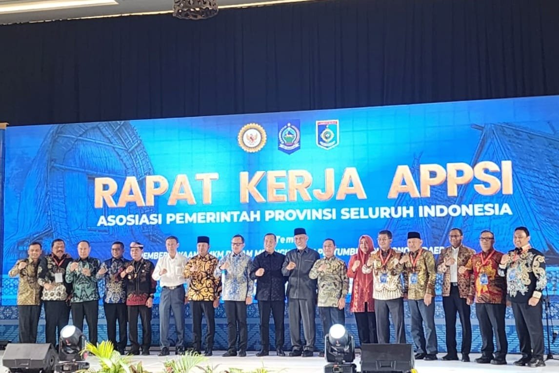 Wakil Gubernur Kepri, Nyanyang Haris Pratamura (dua dari kanan) menghadiri Rapat Kerja Asosiasi Pemerintah Provinsi Seluruh Indonesia (APPSI) di Hotel Marumatta Senggigi, Lombok Barat, Nusa Tenggara Barat, Kamis (16/7/2026). (Marta)