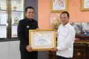 Gubernur Kepulauan Riau Ansar Ahmad menyerahkan piagam penghargaan kepada Ketua Pengadilan Tinggi Kepri yang akan pindah tugas ke Tanjungkarang Bandar Lampung, Senin (27/7/2026). Foto: diskominfo Kepri