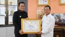 Gubernur Kepulauan Riau Ansar Ahmad menyerahkan piagam penghargaan kepada Ketua Pengadilan Tinggi Kepri yang akan pindah tugas ke Tanjungkarang Bandar Lampung, Senin (27/7/2026). Foto: diskominfo Kepri