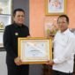Gubernur Kepulauan Riau Ansar Ahmad menyerahkan piagam penghargaan kepada Ketua Pengadilan Tinggi Kepri yang akan pindah tugas ke Tanjungkarang Bandar Lampung, Senin (27/7/2026). Foto: diskominfo Kepri