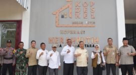Nyanyang meninjau pembangunan Koperasi Desa Merah Putih di Desa Cemaga Utara, Kecamatan Bunguran Selatan,kemarin. Foto Diskominfo Natuna