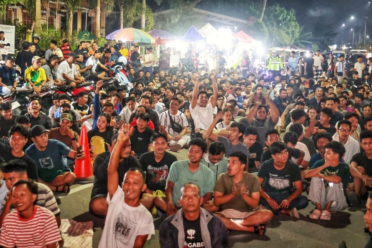Ribuan warga antusias mengikuti nonton bareng bola gembira Piala Dunia 2026 yang menyiarkan laga final antara Spanyol vs Argentina bersama Gubernur Kepri Ansar Ahmad di median Jalan Bandara RHF Tanjungpinang, Senin (20/7/2026) dini hari. Foto Diskominfo Kepri