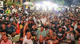 Ribuan warga antusias mengikuti nonton bareng bola gembira Piala Dunia 2026 yang menyiarkan laga final antara Spanyol vs Argentina bersama Gubernur Kepri Ansar Ahmad di median Jalan Bandara RHF Tanjungpinang, Senin (20/7/2026) dini hari. Foto Diskominfo Kepri
