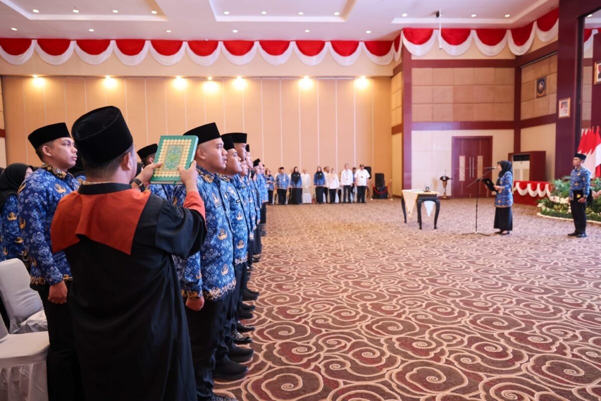 Pengucapan janji dan sumpah jabatan oleh 75 PNS dan 105 Pejabat Fungsional dipimpin oleh Sekretaris Daerah (Sekda) Provinsi Kepulauan Riau di Aula Wan Seri Beni, Dompak, Selasa (1/7/2026). Foto: Diskominfo Kepri