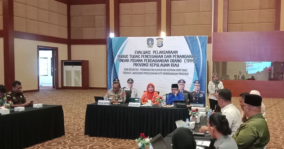 Sekretaris Daerah (Sekda) Provinsi Kepulauan Riau, Misni, memimpin rapat evaluasi pelaksanaan Gugus Tugas Pencegahan dan Penanganan TPPO di Aula Wan Seri Beni, Dompak, Tanjungpinang, Selasa (7/7/2026). Foto: Diskominfo Kepri