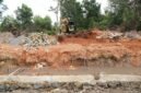 Alat berat melaksanakan pembersihan kawasan sungai di Kampung Purwodadi, Sungai Lekop, Bintan Timur, Senin (27/7/2026). Pemprov Kepri melalui Dinas PUPP tahun 2026 ini melaksanakan pembangunan kanal banjir. (Sumber: Dinas PUPP Kepri)