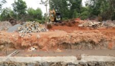 Alat berat melaksanakan pembersihan kawasan sungai di Kampung Purwodadi, Sungai Lekop, Bintan Timur, Senin (27/7/2026). Pemprov Kepri melalui Dinas PUPP tahun 2026 ini melaksanakan pembangunan kanal banjir. (Sumber: Dinas PUPP Kepri)