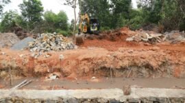 Alat berat melaksanakan pembersihan kawasan sungai di Kampung Purwodadi, Sungai Lekop, Bintan Timur, Senin (27/7/2026). Pemprov Kepri melalui Dinas PUPP tahun 2026 ini melaksanakan pembangunan kanal banjir. (Sumber: Dinas PUPP Kepri)