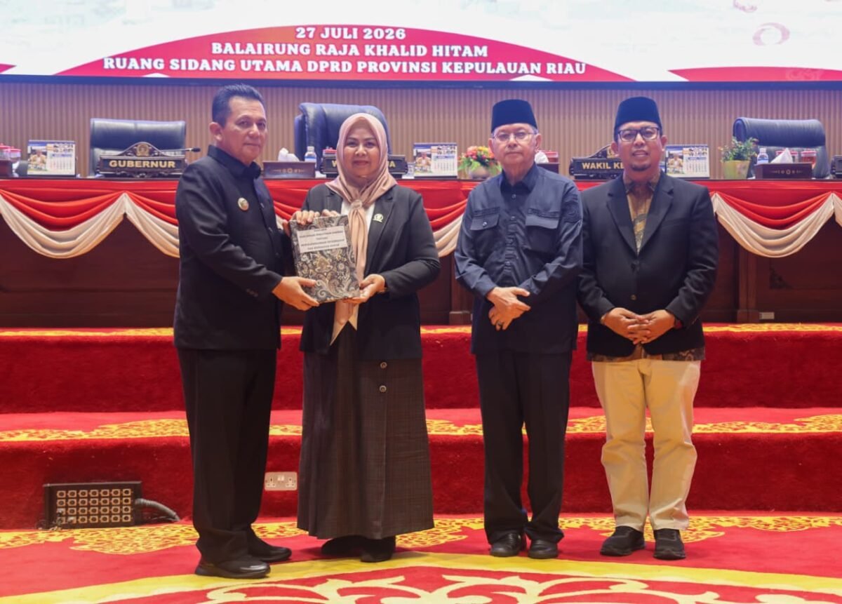 Gubernur Kepri Ansar Ahmad menyerahkan dokumen Ranperda Penyelenggaraan Peternakan dan Kesehatan kepada Wakil Ketua I DPRD Kepri Dewi Kumalasari dalam Rapat Paripurna digelar, Senin (27/7/2026). Foto: Diskominfo Kepri