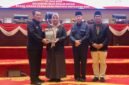Gubernur Kepri Ansar Ahmad menyerahkan dokumen Ranperda Penyelenggaraan Peternakan dan Kesehatan kepada Wakil Ketua I DPRD Kepri Dewi Kumalasari dalam Rapat Paripurna digelar, Senin (27/7/2026). Foto: Diskominfo Kepri
