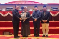 Gubernur Kepri Ansar Ahmad menyerahkan dokumen Ranperda Penyelenggaraan Peternakan dan Kesehatan kepada Wakil Ketua I DPRD Kepri Dewi Kumalasari dalam Rapat Paripurna digelar, Senin (27/7/2026). Foto: Diskominfo Kepri