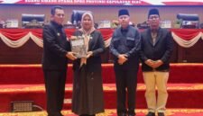 Gubernur Kepri Ansar Ahmad menyerahkan dokumen Ranperda Penyelenggaraan Peternakan dan Kesehatan kepada Wakil Ketua I DPRD Kepri Dewi Kumalasari dalam Rapat Paripurna digelar, Senin (27/7/2026). Foto: Diskominfo Kepri