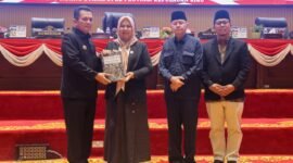 Gubernur Kepri Ansar Ahmad menyerahkan dokumen Ranperda Penyelenggaraan Peternakan dan Kesehatan kepada Wakil Ketua I DPRD Kepri Dewi Kumalasari dalam Rapat Paripurna digelar, Senin (27/7/2026). Foto: Diskominfo Kepri