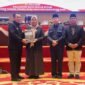 Gubernur Kepri Ansar Ahmad menyerahkan dokumen Ranperda Penyelenggaraan Peternakan dan Kesehatan kepada Wakil Ketua I DPRD Kepri Dewi Kumalasari dalam Rapat Paripurna digelar, Senin (27/7/2026). Foto: Diskominfo Kepri