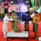Gubernur Kepri Ansar Ahmad bersama Wagub Kepri sekaligus Ketua LPTQ Nyanyang Haris Pratamura menyerahkan tropi bergilir MTQ Kepulauan Riau kepada Wali Kota Tanjungpinang Lis Darmansyah pada pembukaan MTQ XII Tingkat Provinsi Kepri, Sabtu (4/7/2026) malam. Sebelumnya tropi diterima dari Wali Kota Batam Amsakar Achmad sebagai juara umum MTQ XI tahun 2025. Foto: Diskominfo Kepri