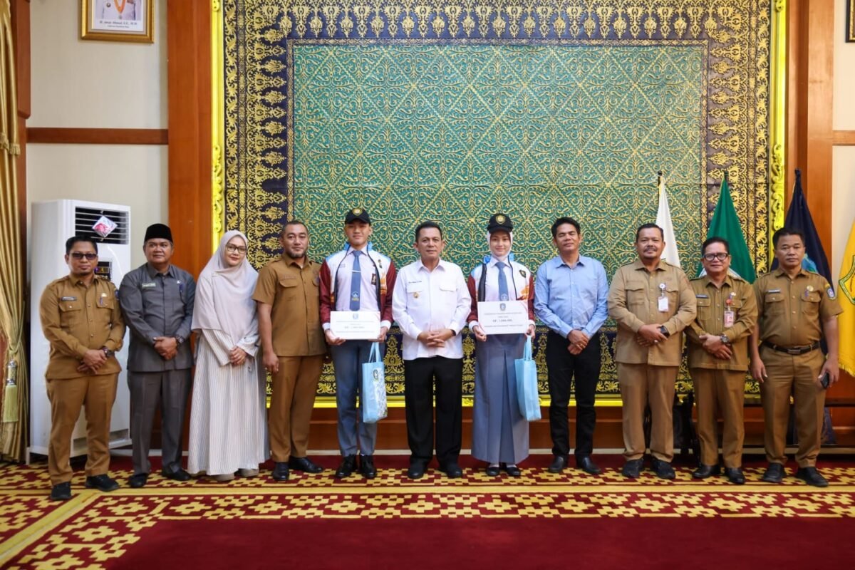 Pelepasan turut dihadiri orang tua calon Anggota Paskibraka Nasional, kepala sekolah, serta guru pendamping. Foto: Diskominfo Kepri