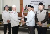 ekda Batam, Firmansyah, menyambut kedatangan Jemaah Haji Kloter 25 Debarkasi Batam di Asrama Haji Batam, Selasa (30/6/2026). Foto: Humas Diskominfo Batam