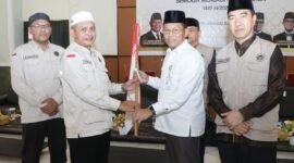ekda Batam, Firmansyah, menyambut kedatangan Jemaah Haji Kloter 25 Debarkasi Batam di Asrama Haji Batam, Selasa (30/6/2026). Foto: Humas Diskominfo Batam