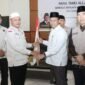 ekda Batam, Firmansyah, menyambut kedatangan Jemaah Haji Kloter 25 Debarkasi Batam di Asrama Haji Batam, Selasa (30/6/2026). Foto: Humas Diskominfo Batam