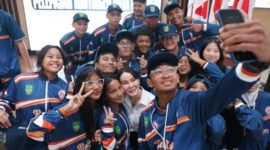 Atlet POPDA Kepri kontingen Batam berswafoto dengan Wakil Wali Kota Batam usai pelepasan kontingen di Kantor Wali Kota Batam, Selasa (30/6/2026). Foto: Humas Diskominfo Batam