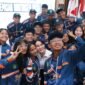 Atlet POPDA Kepri kontingen Batam berswafoto dengan Wakil Wali Kota Batam usai pelepasan kontingen di Kantor Wali Kota Batam, Selasa (30/6/2026). Foto: Humas Diskominfo Batam