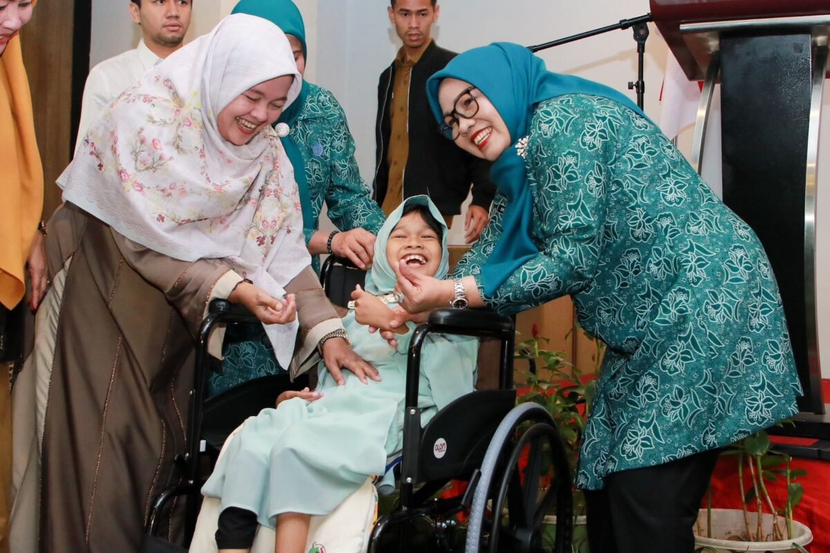Penyerahan bantuan 30 kursi roda dari TP-PKK Kota Batam, Senin (6/7/2026). Foto: Humas Diskominfo Batam