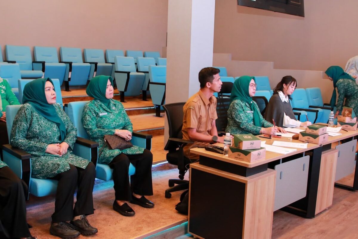 Ketua TP-PKK Kota Batam, Erlita Amsakar, menilai karya kader dalam Lomba Vlog PKK yang menjadi rangkaian Hari Kesatuan Gerak (HKG) PKK 2026 di Museum Raja Ali Haji, Senin (6/7/2026). Foto: Humas Diskominfo Batam