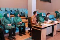 Ketua TP-PKK Kota Batam, Erlita Amsakar, menilai karya kader dalam Lomba Vlog PKK yang menjadi rangkaian Hari Kesatuan Gerak (HKG) PKK 2026 di Museum Raja Ali Haji, Senin (6/7/2026). Foto: Humas Diskominfo Batam
