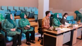 Ketua TP-PKK Kota Batam, Erlita Amsakar, menilai karya kader dalam Lomba Vlog PKK yang menjadi rangkaian Hari Kesatuan Gerak (HKG) PKK 2026 di Museum Raja Ali Haji, Senin (6/7/2026). Foto: Humas Diskominfo Batam