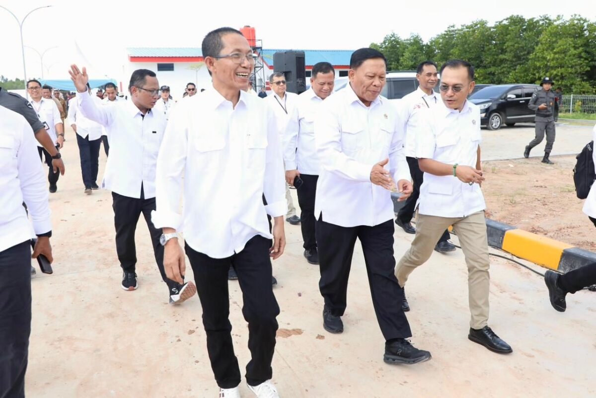 Wali Kota Batam, Amsakar Achmad, bersama Wakil Menteri Kelautan dan Perikanan, Didit Herdiawan Ashaf, serta Wakil Kepala BP Taskin, Iwan Sumule, saat peluncuran SiTaskin Pesisir di Balai Pertemuan KNMP Sembulang, Galang, Selasa (7/7/2026). Foto: Humas Diskominfo Batam