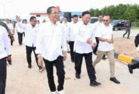 Wali Kota Batam, Amsakar Achmad, bersama Wakil Menteri Kelautan dan Perikanan, Didit Herdiawan Ashaf, serta Wakil Kepala BP Taskin, Iwan Sumule, saat peluncuran SiTaskin Pesisir di Balai Pertemuan KNMP Sembulang, Galang, Selasa (7/7/2026). Foto: Humas Diskominfo Batam