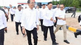 Wali Kota Batam, Amsakar Achmad, bersama Wakil Menteri Kelautan dan Perikanan, Didit Herdiawan Ashaf, serta Wakil Kepala BP Taskin, Iwan Sumule, saat peluncuran SiTaskin Pesisir di Balai Pertemuan KNMP Sembulang, Galang, Selasa (7/7/2026). Foto: Humas Diskominfo Batam