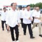 Wali Kota Batam, Amsakar Achmad, bersama Wakil Menteri Kelautan dan Perikanan, Didit Herdiawan Ashaf, serta Wakil Kepala BP Taskin, Iwan Sumule, saat peluncuran SiTaskin Pesisir di Balai Pertemuan KNMP Sembulang, Galang, Selasa (7/7/2026). Foto: Humas Diskominfo Batam
