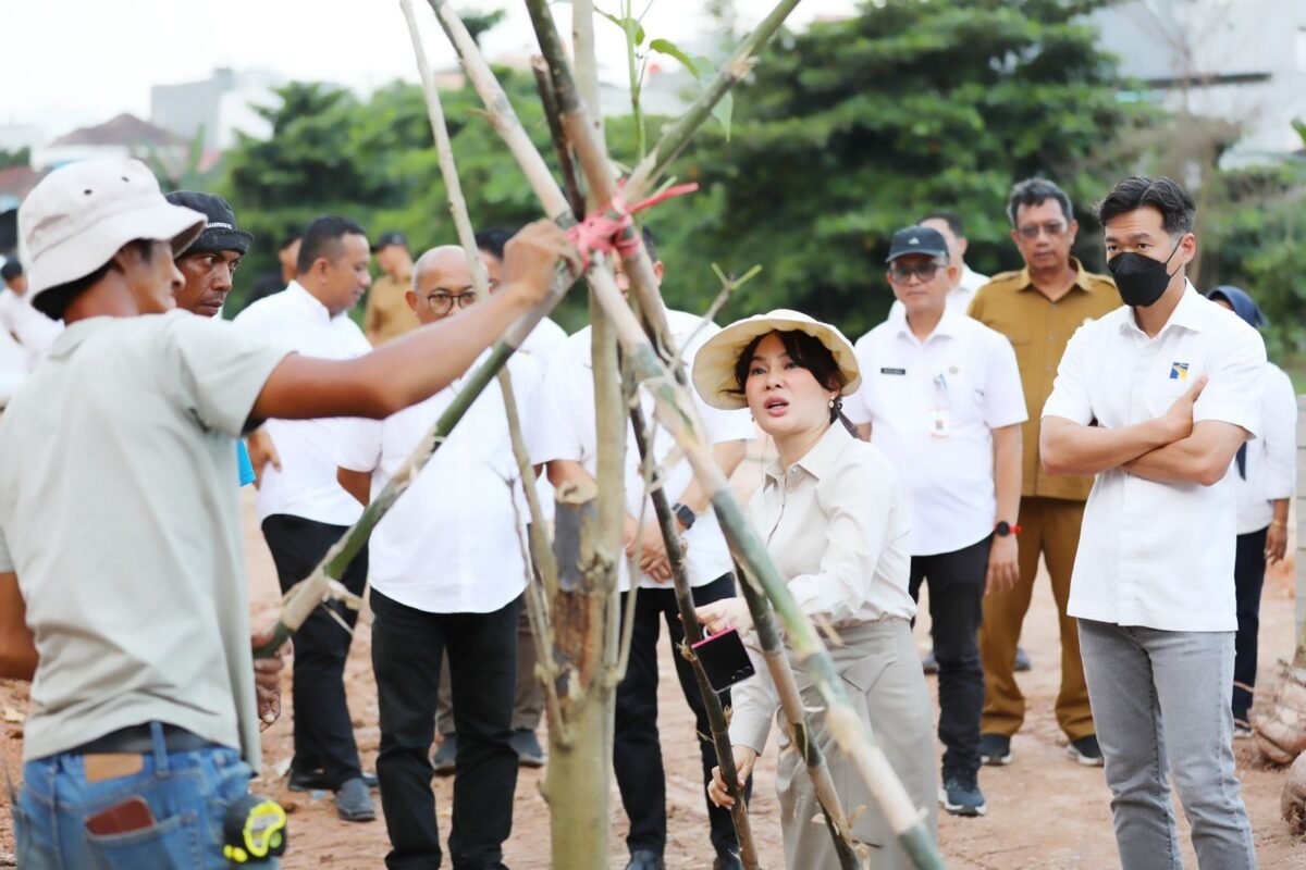 Wakil Wali Kota Batam, Li Claudia Chandra, menanam pohon di kawasan DAS Baloi Indah, Selasa (7/7/2026). Foto: Humas Diskominfo Batam