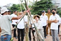 Wakil Wali Kota Batam, Li Claudia Chandra, menanam pohon di kawasan DAS Baloi Indah, Selasa (7/7/2026). Foto: Humas Diskominfo Batam
